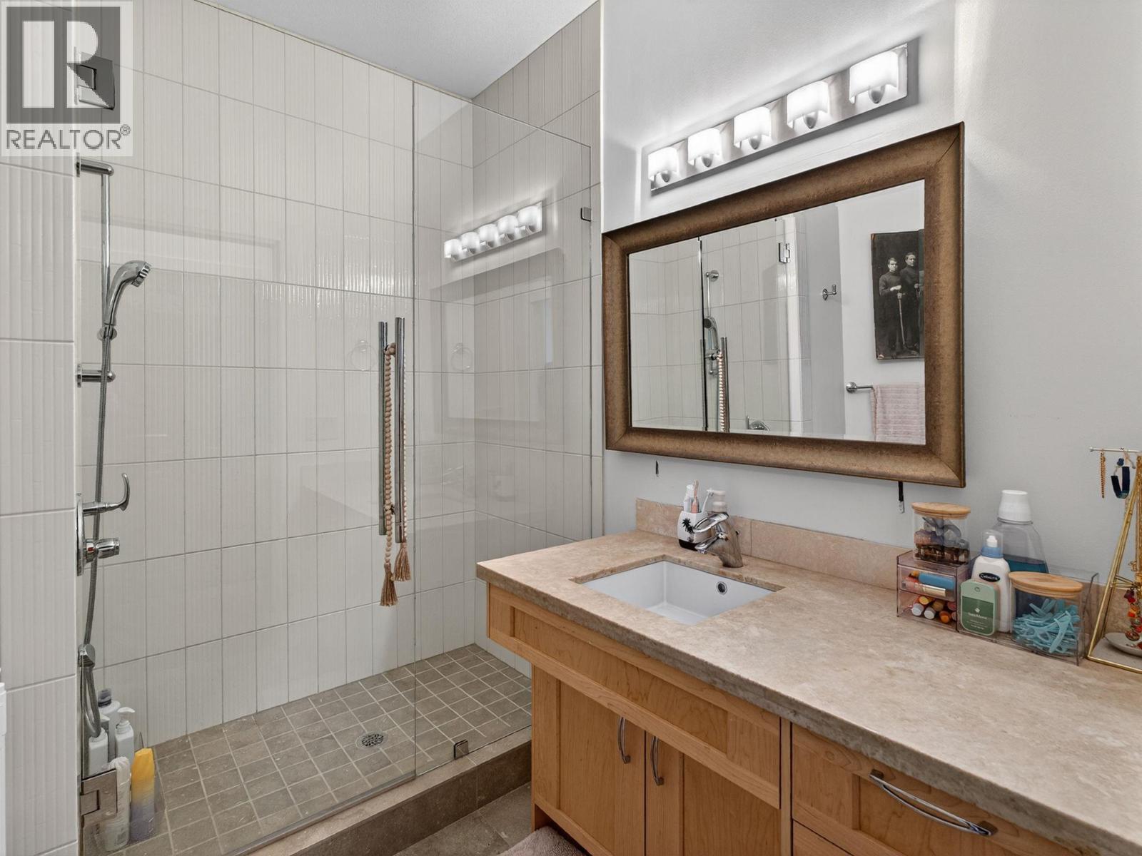 390 Okaview Road - 28