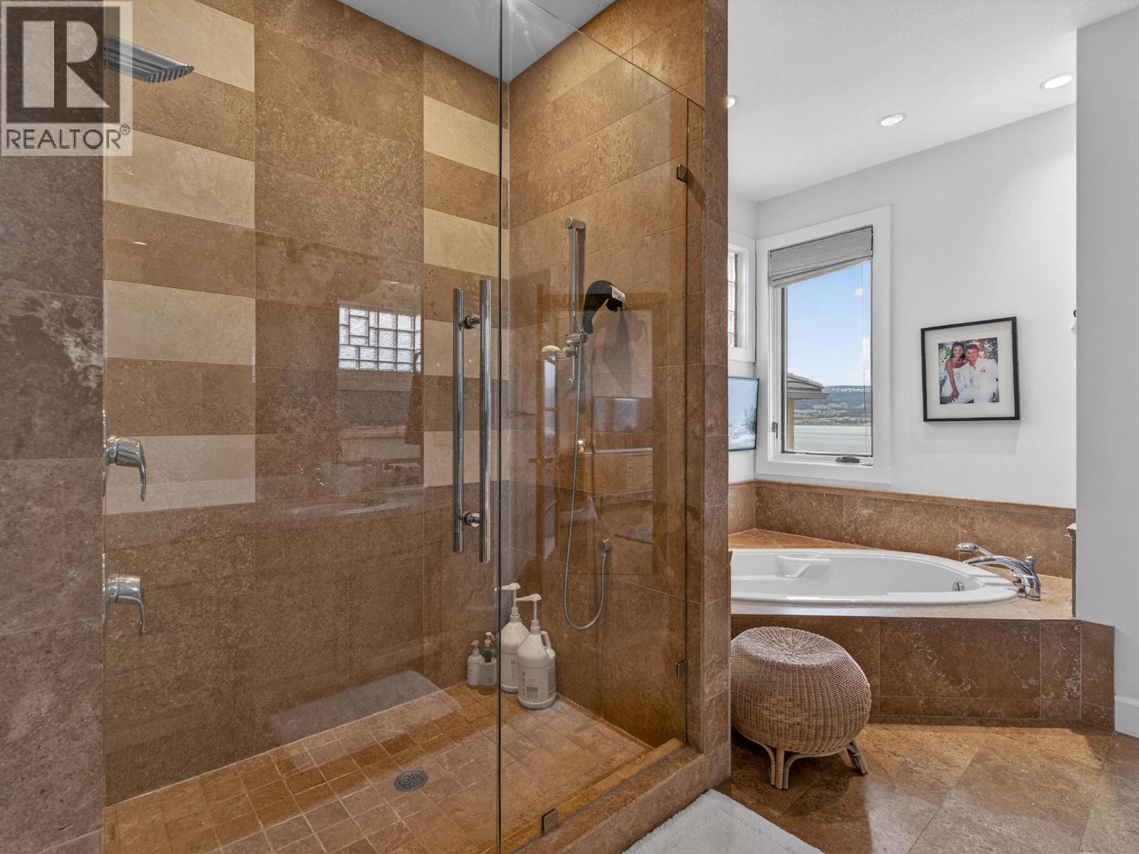 390 Okaview Road - 26
