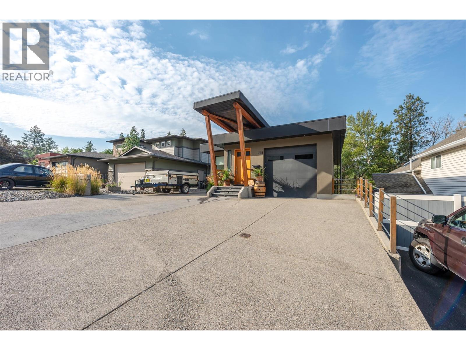 729 CREEKSIDE Road, Penticton
