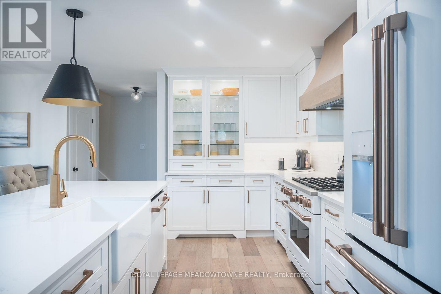 823 LAURIER AVENUE - 7