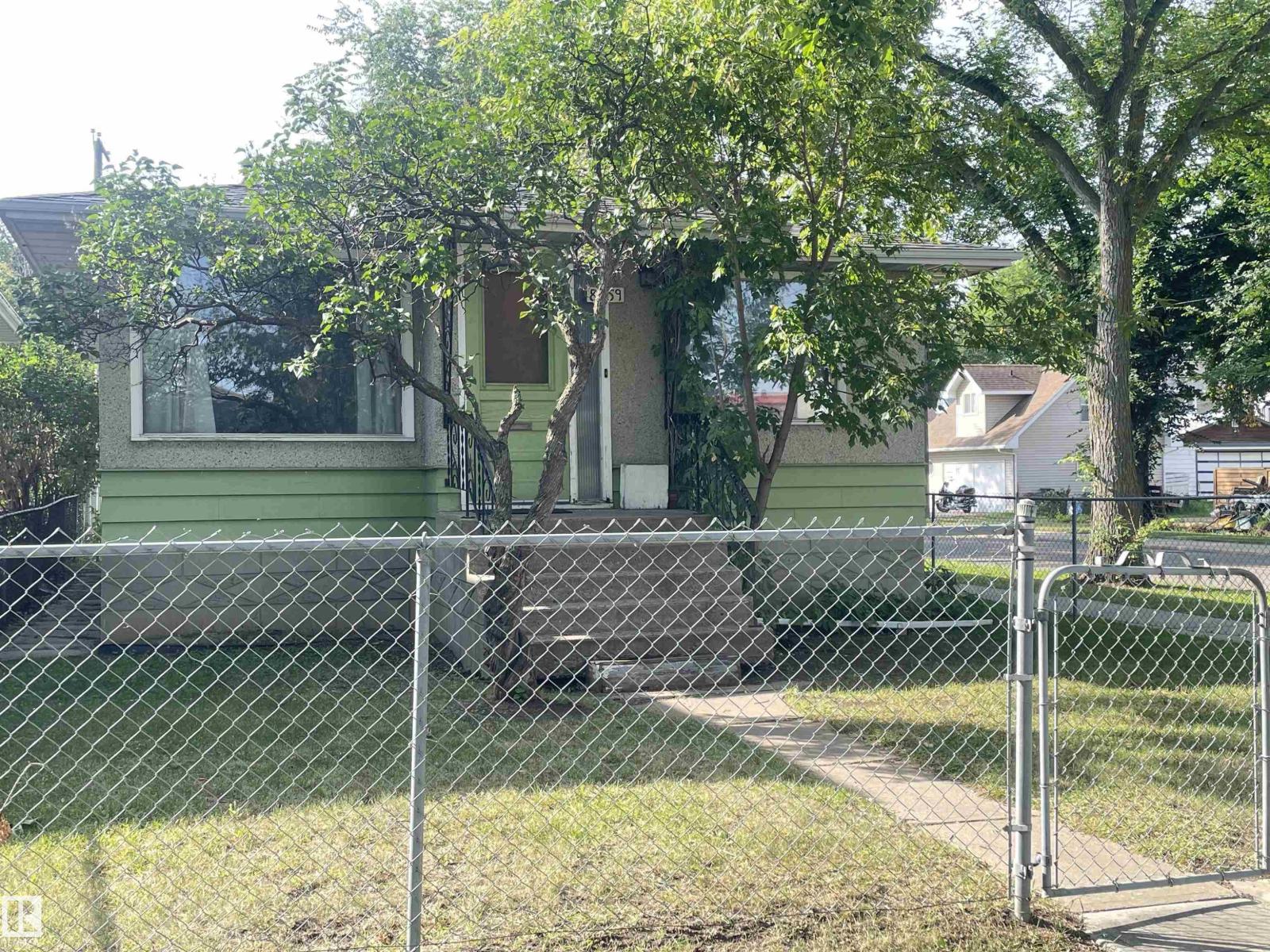 8759 81 AV NW, Edmonton, Alberta, T6C0W5