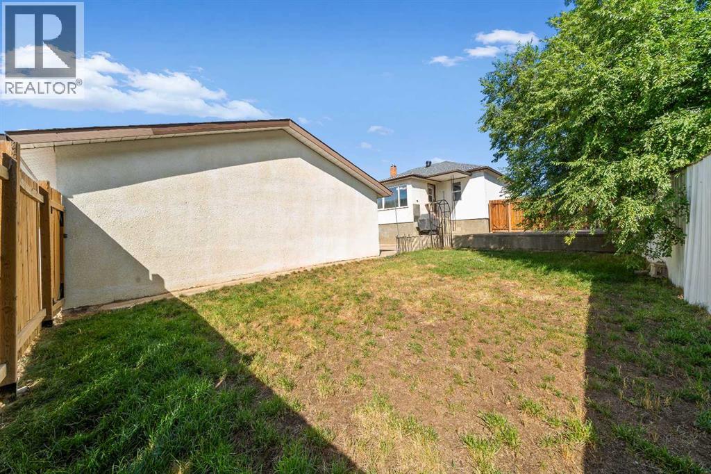 227 4 Street SW - 32