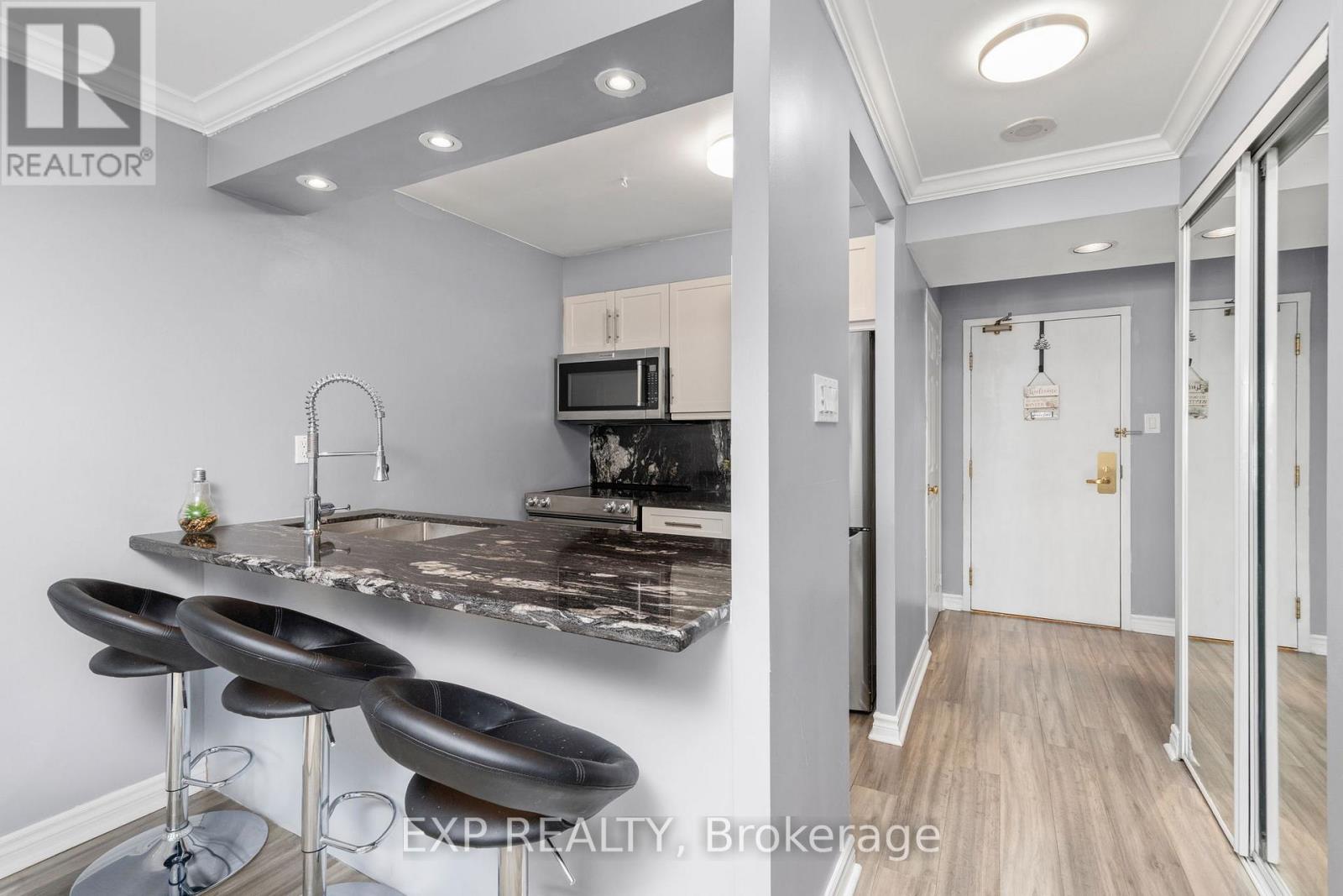 #409 889 BAY STREET - 10
