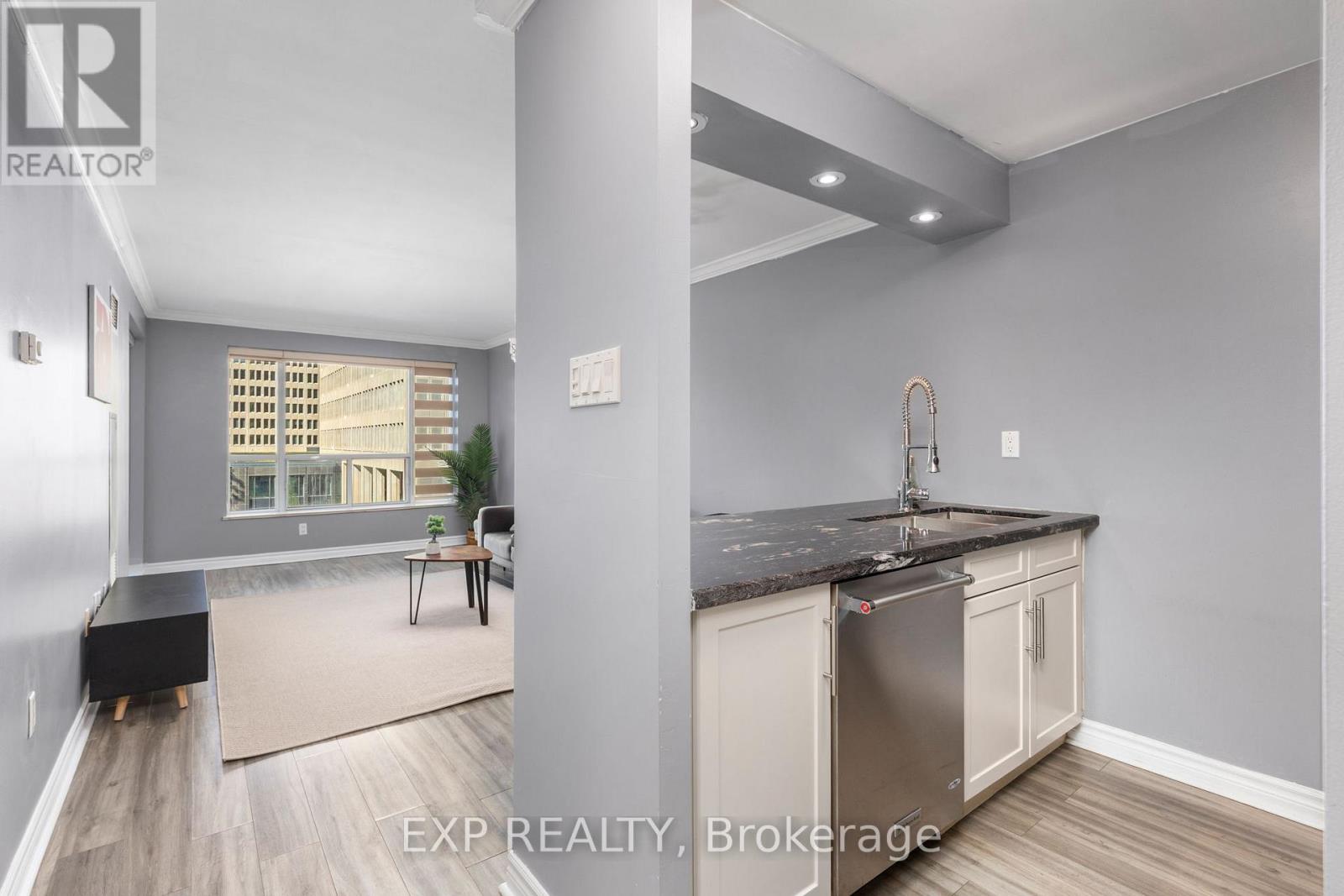 #409 889 BAY STREET - 4
