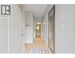 Kitchen - 101 3916 Carey Rd, Saanich, BC V8Z4E2 Photo 9