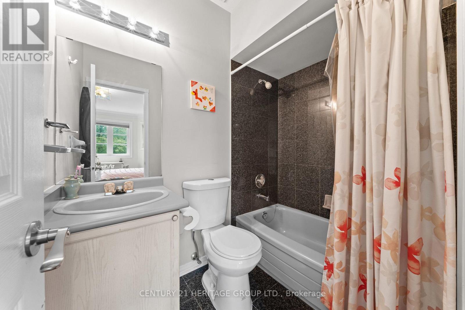 48 CARLYLE CRESCENT - 33