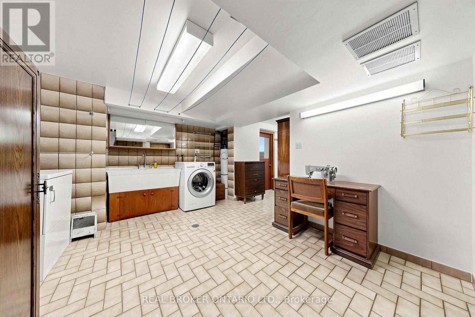 2 DORKING CRESCENT - Image 39