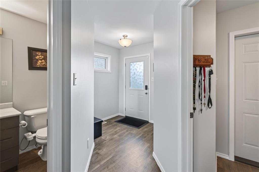 1369 Ravelston Avenue, Winnipeg, Manitoba, R2C1W6, Winnipeg, Manitoba — photo 4 of 5