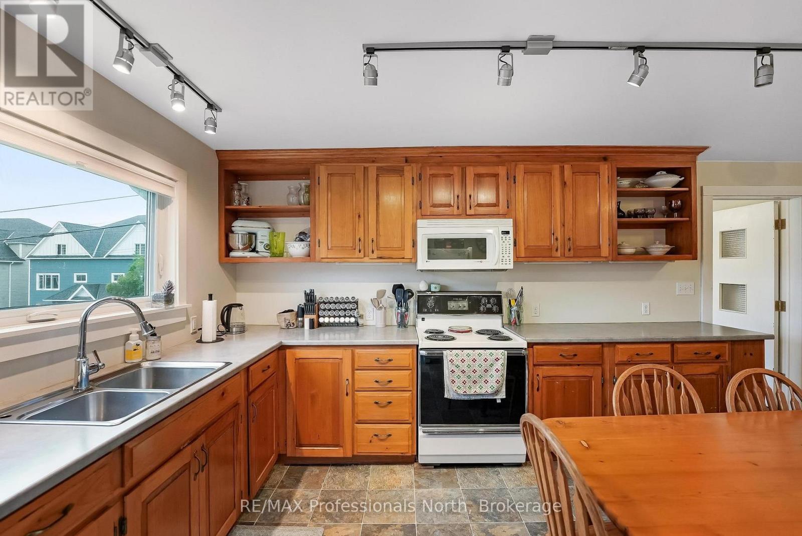 33 MAPLE AVENUE - 10