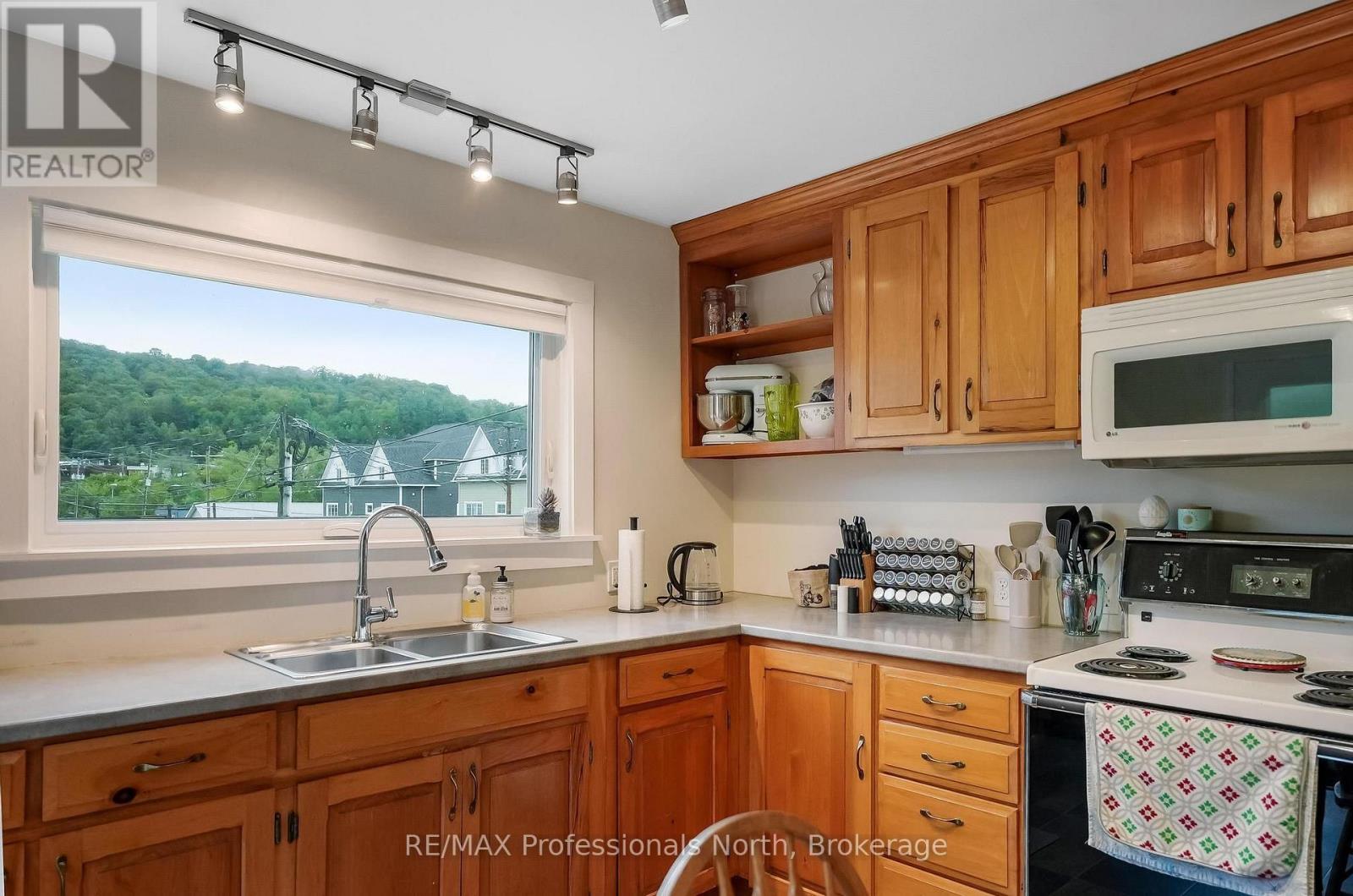 33 MAPLE AVENUE - 8