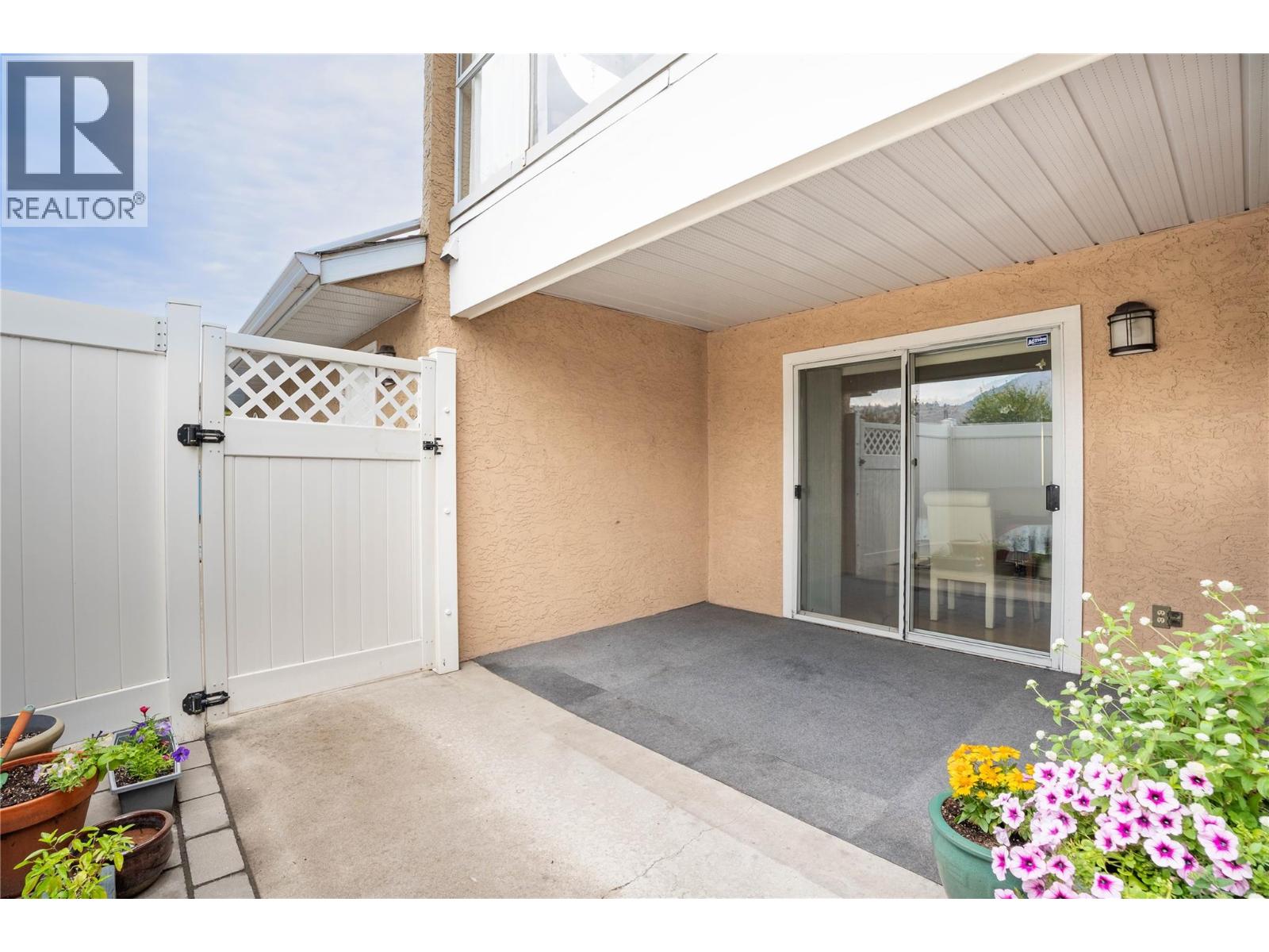 #105 320 Brandon Avenue, Penticton, British Columbia, V2A3S8, Penticton, British Columbia — photo 4 of 5