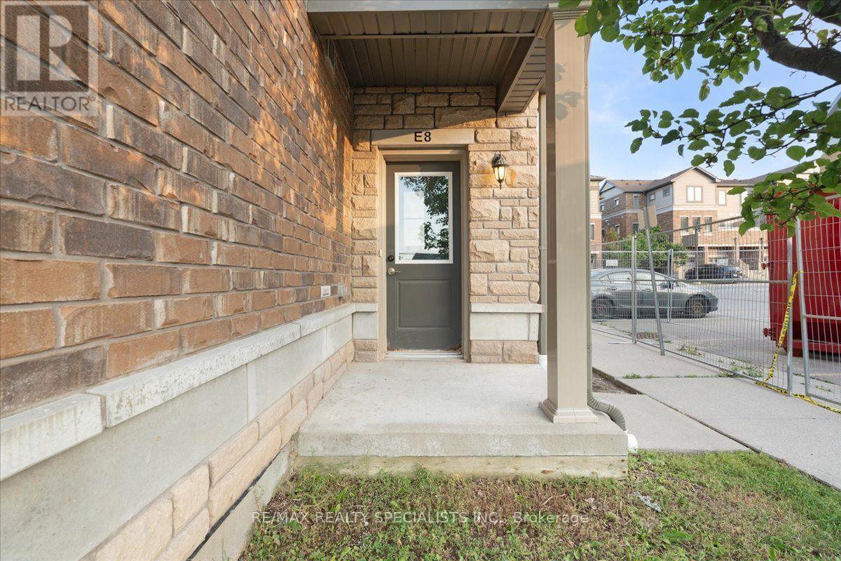E8 - 70 WILLOWRUN DRIVE — photo 3