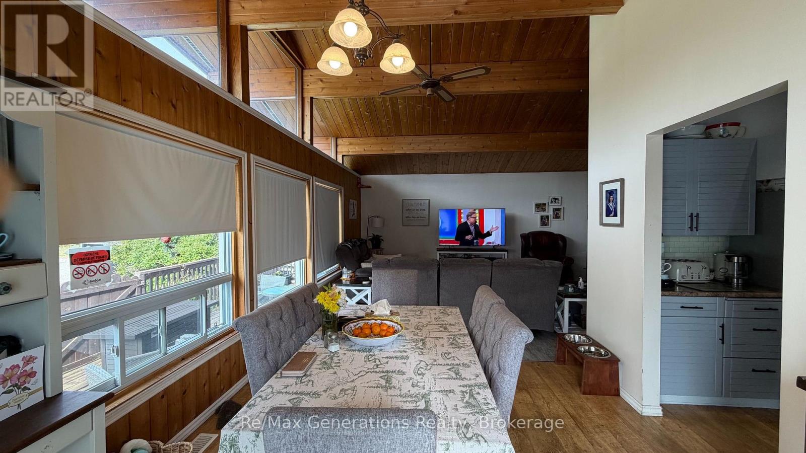 37 SOUTHRIDGE CRESCENT N - 2