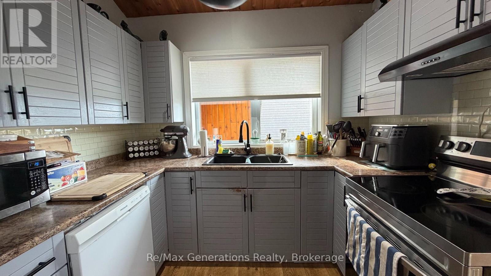 37 SOUTHRIDGE CRESCENT N - 8