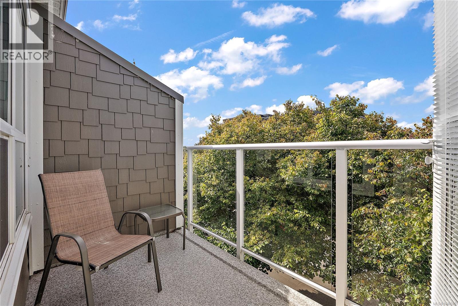 301 2440 Oakville Avenue, Sidney