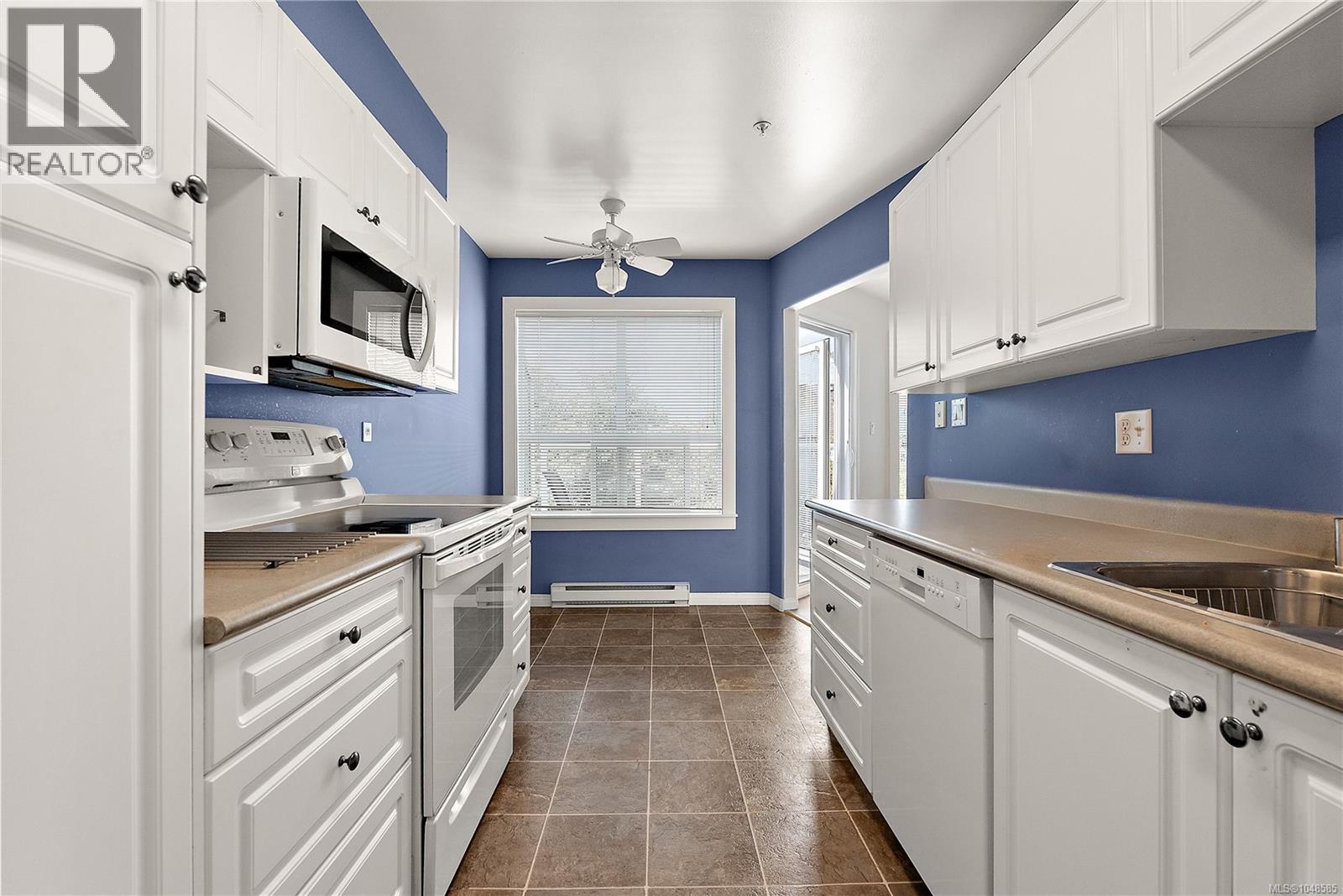 301 2440 Oakville Avenue, Sidney