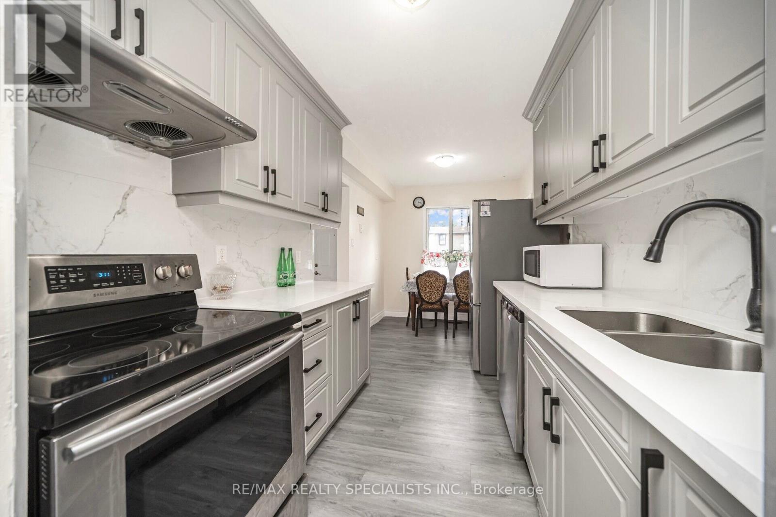 144 FLEETWOOD CRESCENT - 17