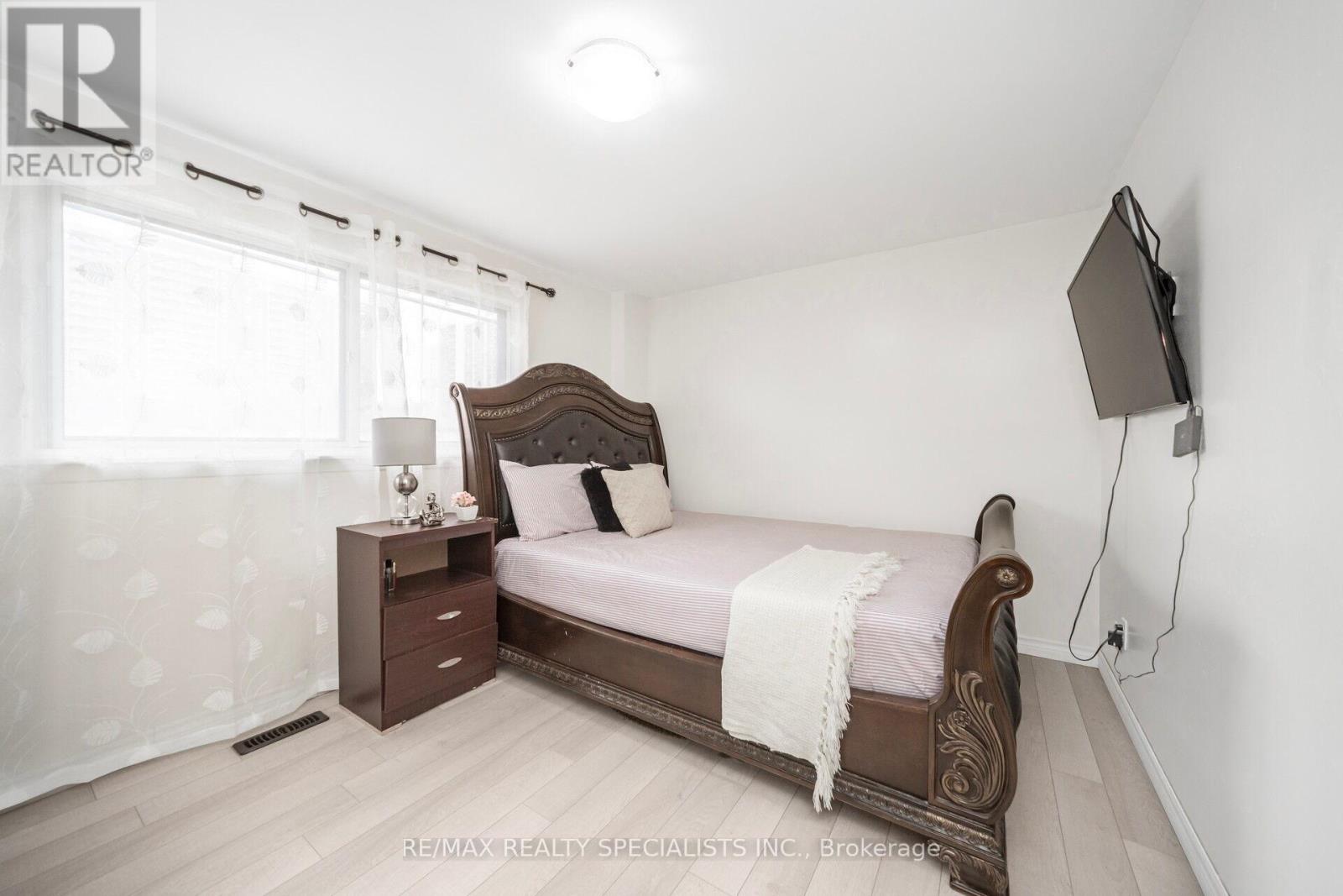 144 FLEETWOOD CRESCENT - 21