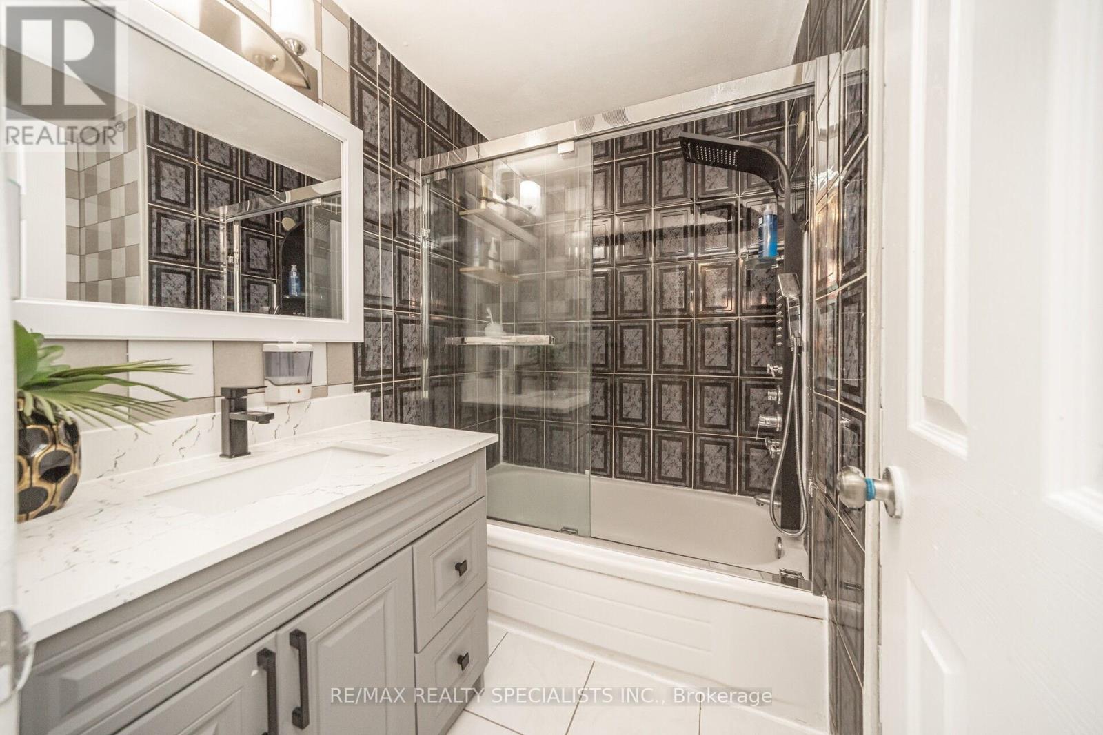 144 FLEETWOOD CRESCENT - 23
