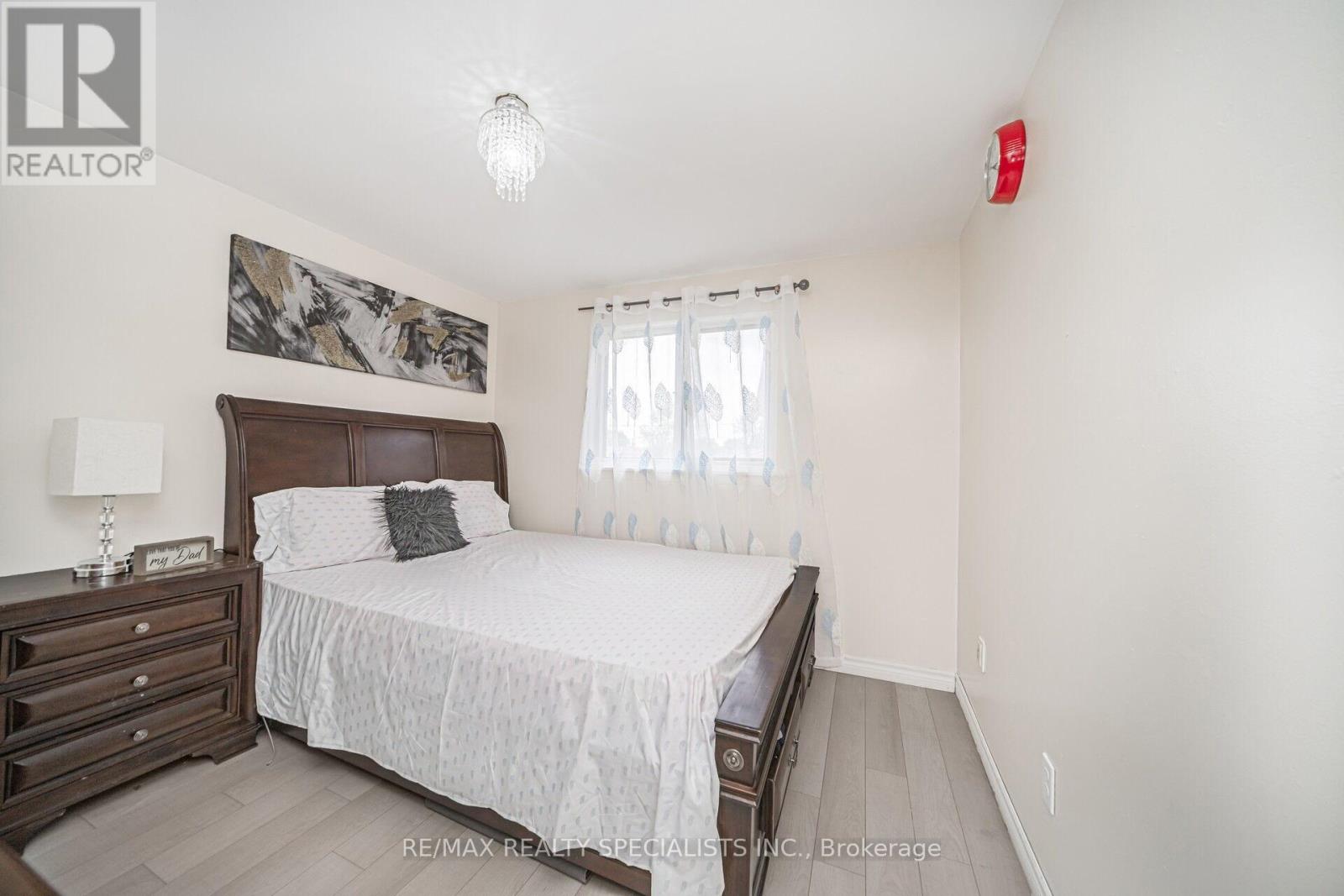 144 FLEETWOOD CRESCENT - 25