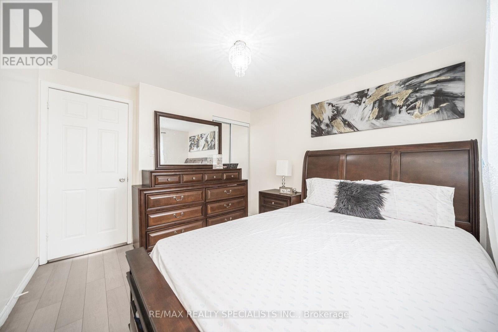 144 FLEETWOOD CRESCENT - 26