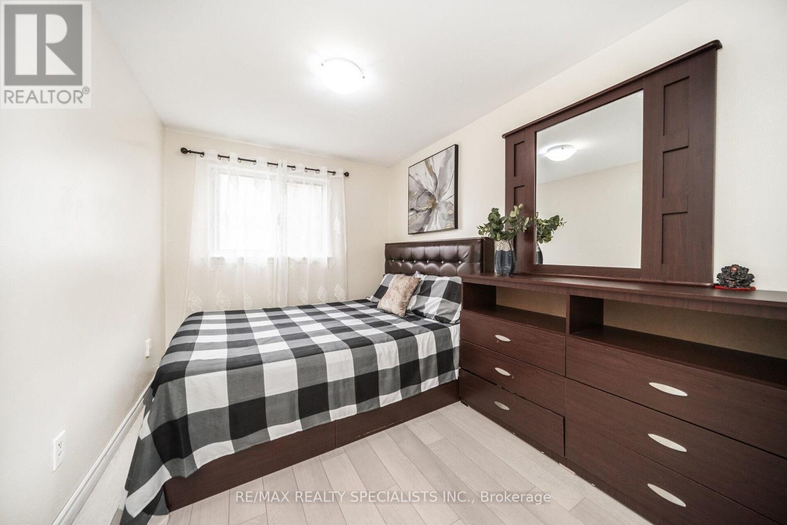 144 FLEETWOOD CRESCENT - 28