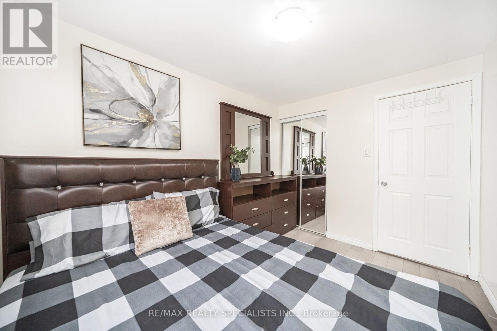 144 FLEETWOOD CRESCENT - 29