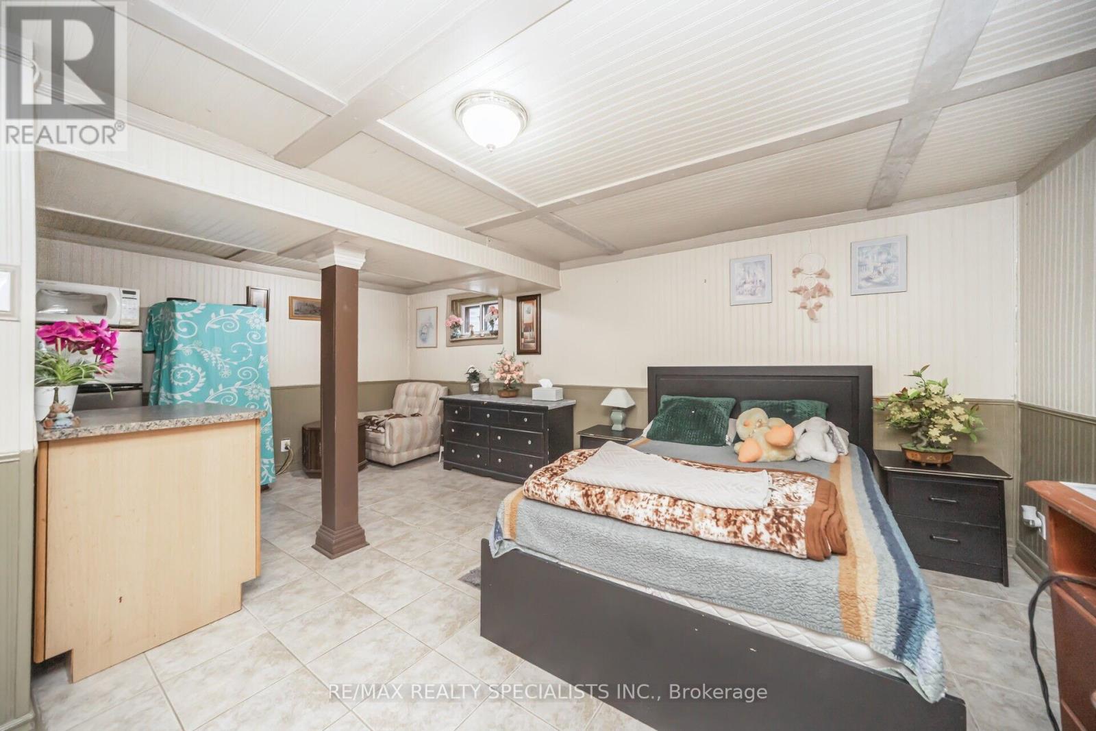 144 FLEETWOOD CRESCENT - 32