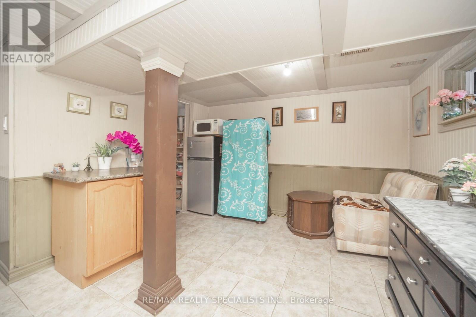 144 FLEETWOOD CRESCENT - 35