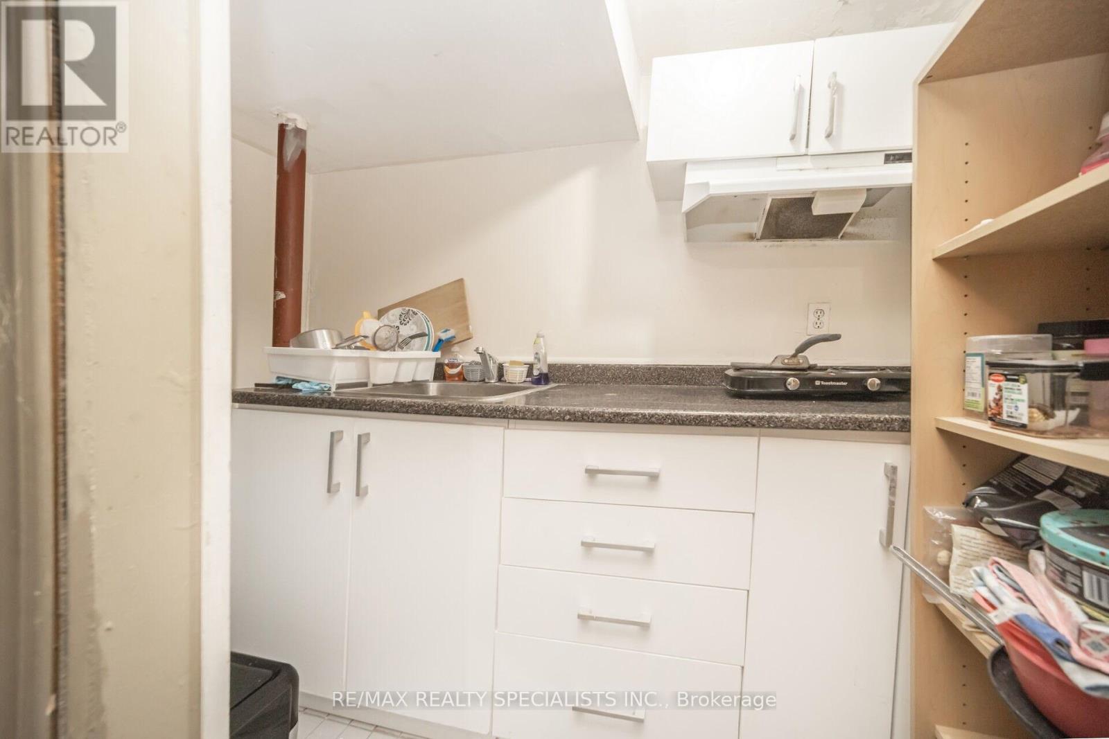 144 FLEETWOOD CRESCENT - 37