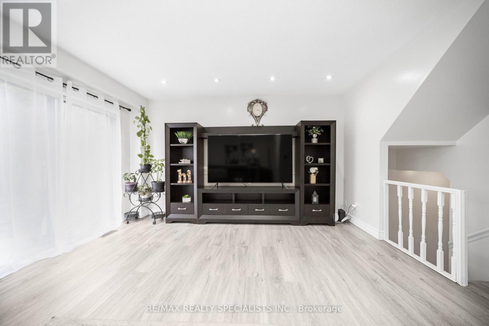 144 FLEETWOOD CRESCENT - 8