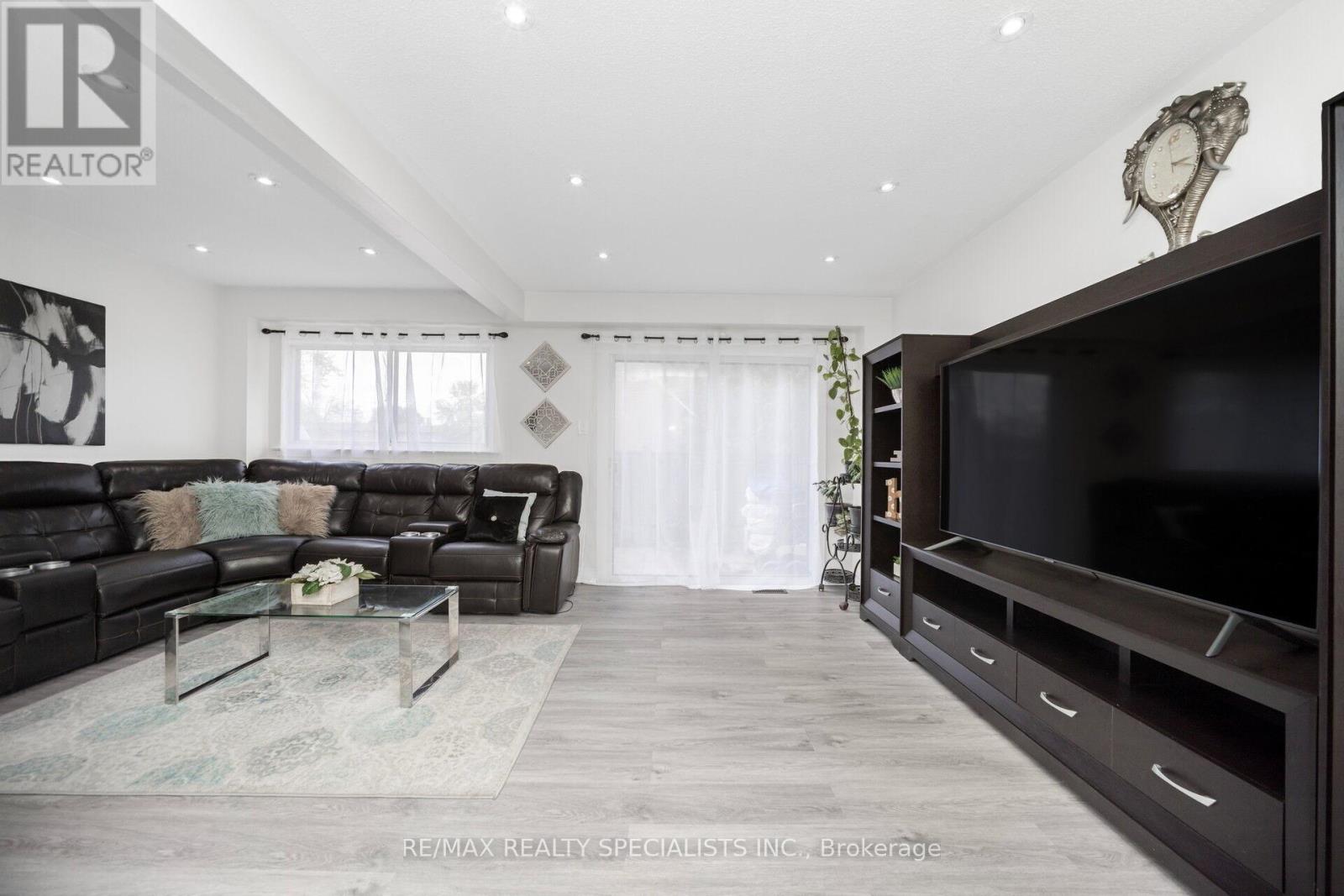 144 FLEETWOOD CRESCENT - 9