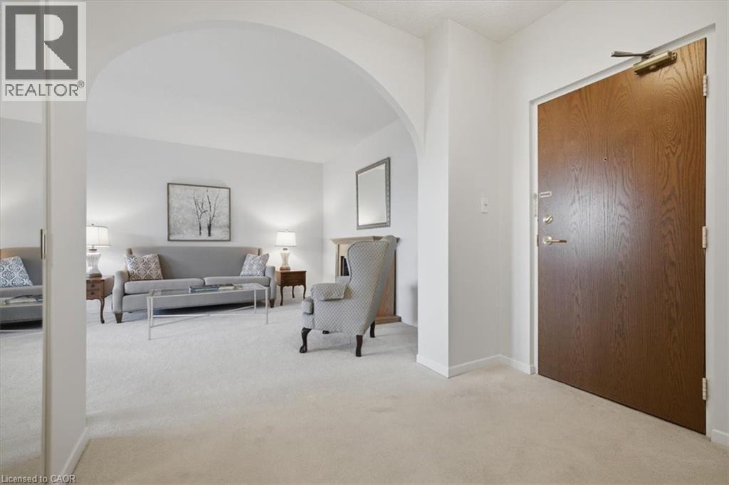 #401 5250 LAKESHORE Road, Burlington, Ontario, L7L5L2, Burlington, Ontario — photo 2 of 5