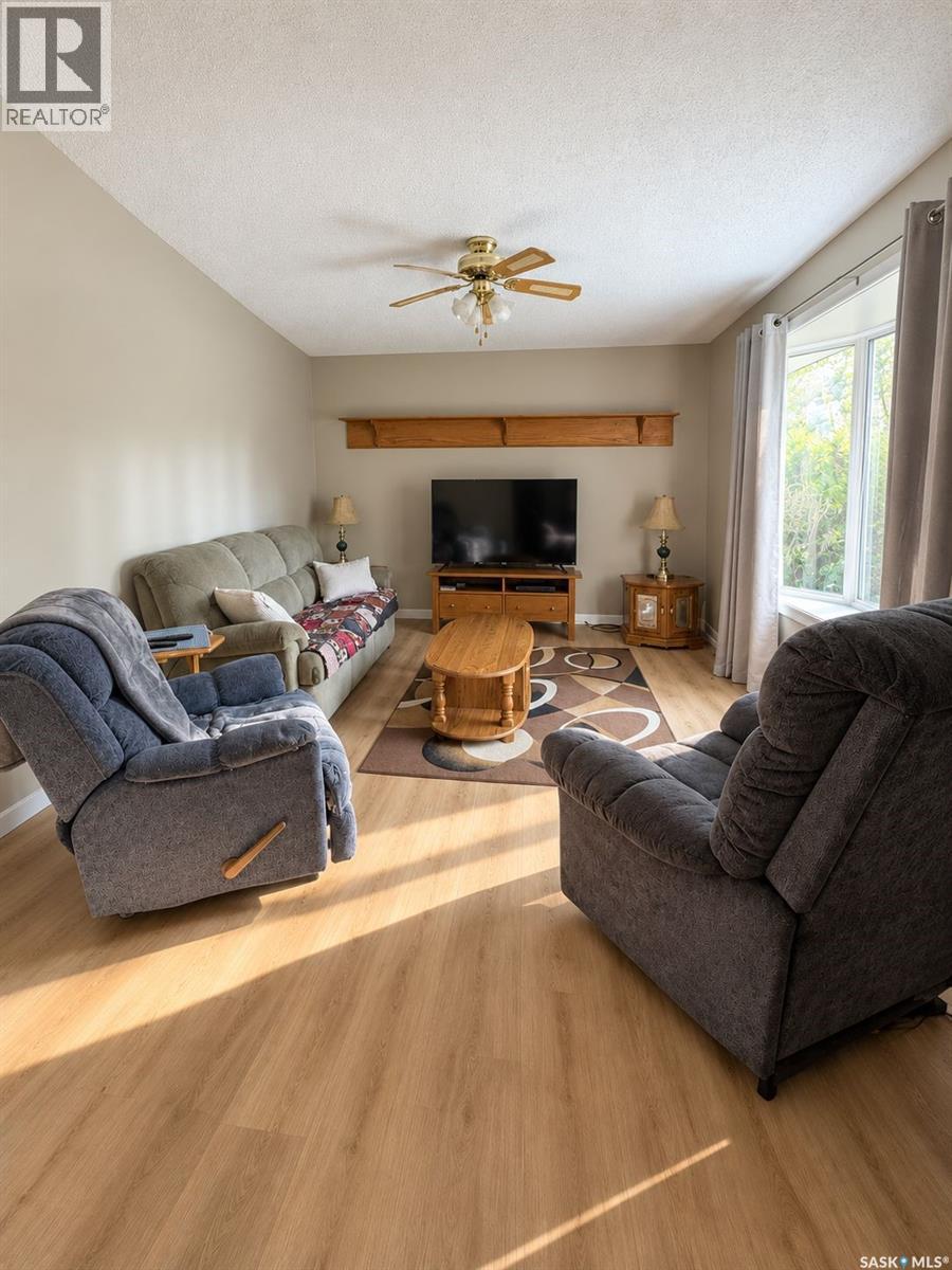 113 First STREET W, Carlyle, Saskatchewan, S0C0R0, Carlyle, Saskatchewan — photo 4 of 5
