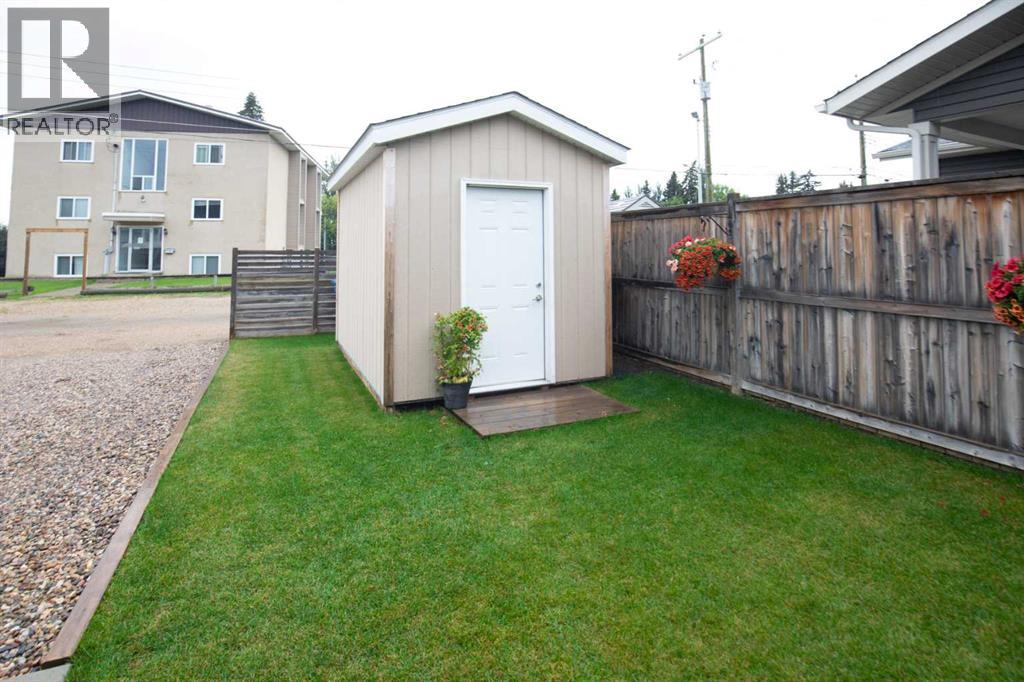 5697 45 Avenue - 9