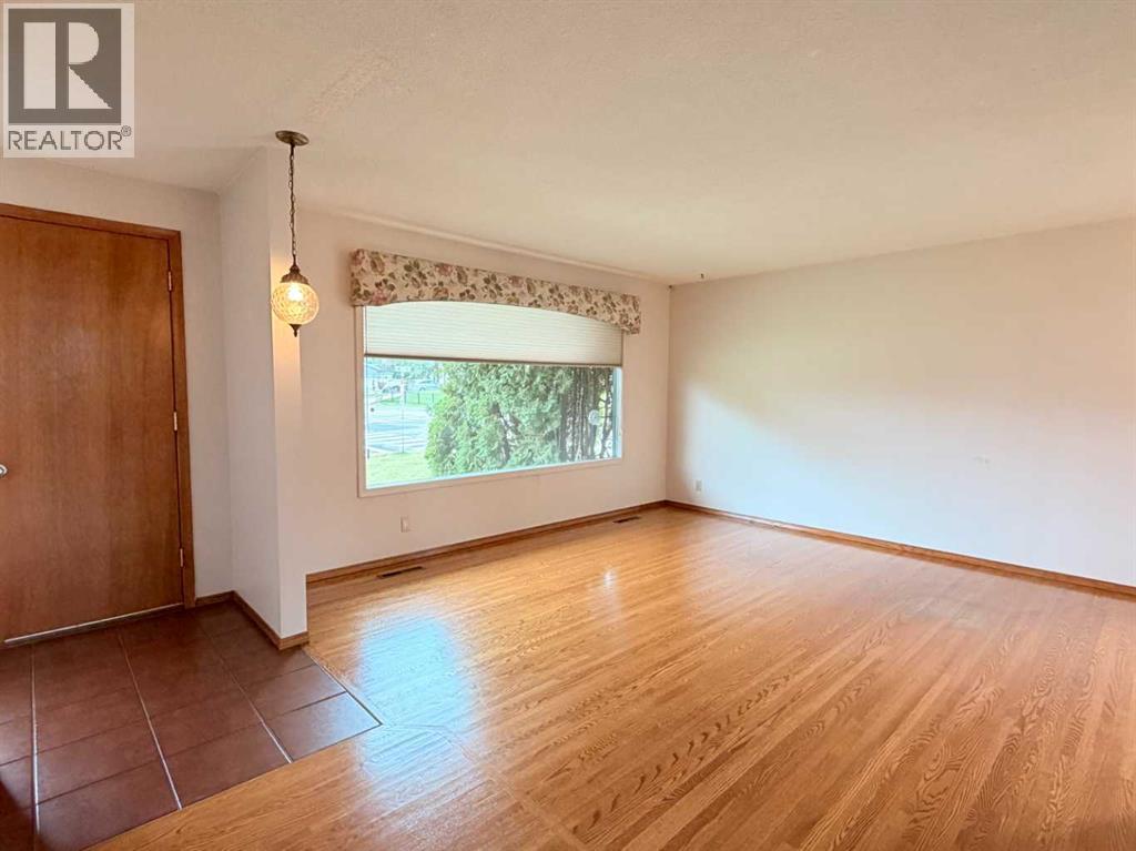 Listing photo – 5103 40 Street, Innisfail