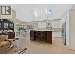 509 Sunridge Crescent W - photo 2