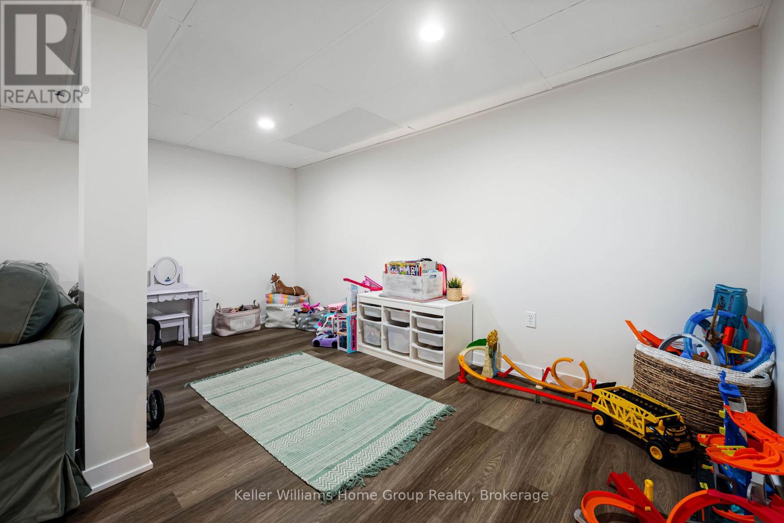 #67 90 LAWRENCE AVENUE - 40