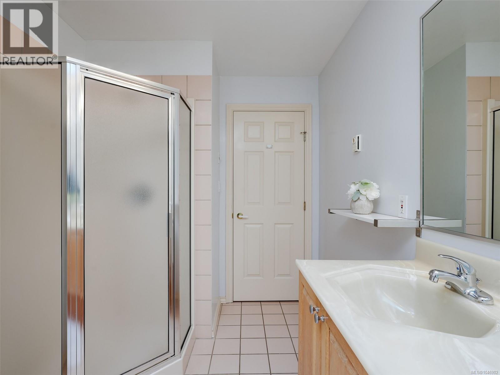 1 928 Bearwood Lane, Saanich