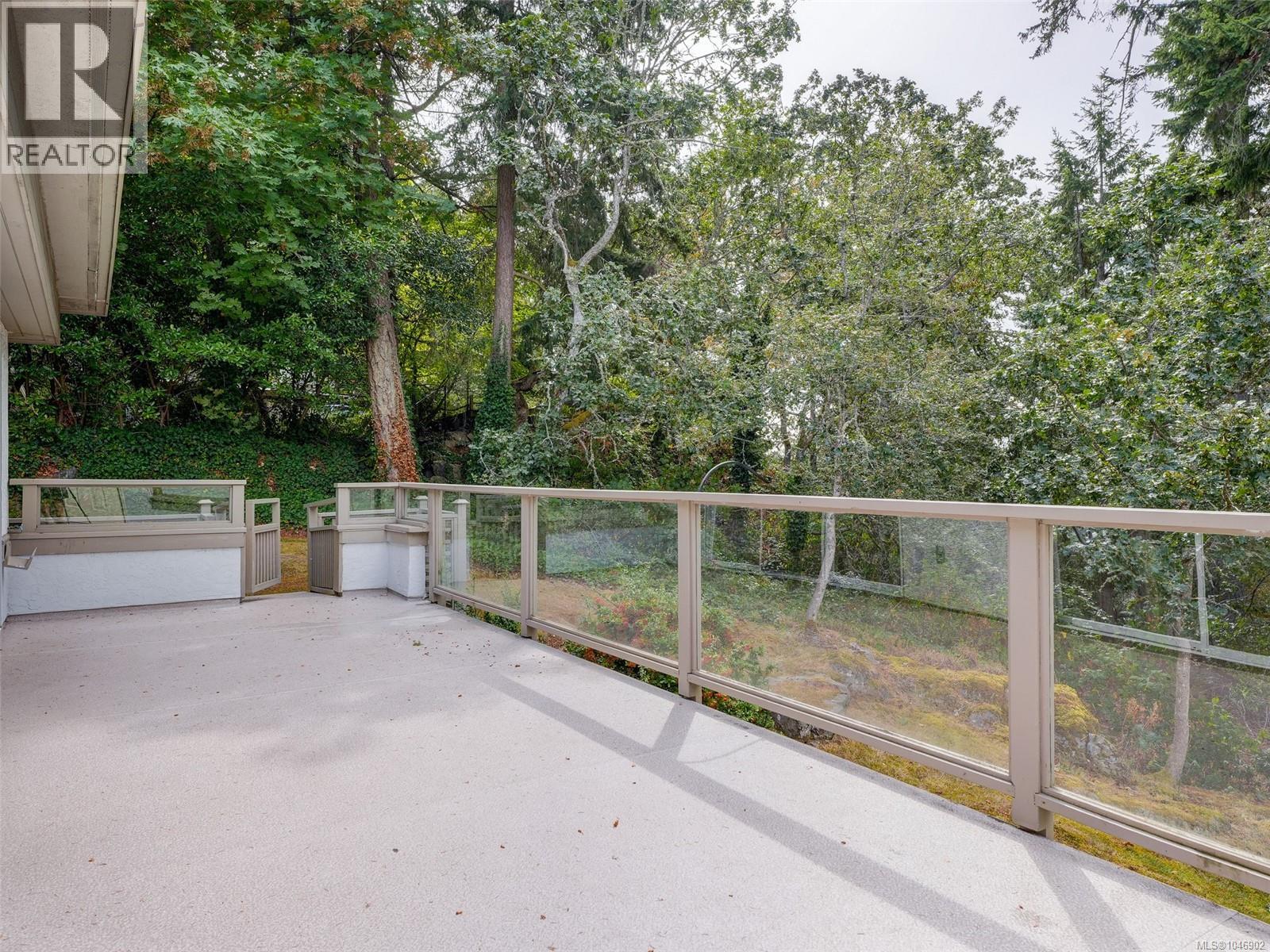 1 928 Bearwood Lane, Saanich