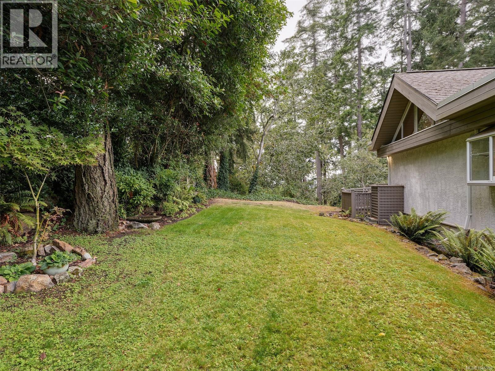 1 928 Bearwood Lane, Saanich