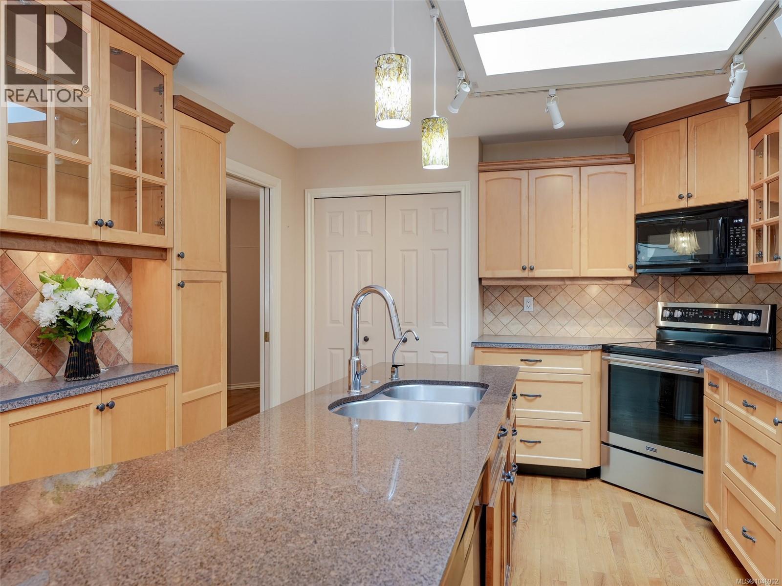 1 928 Bearwood Lane, Saanich