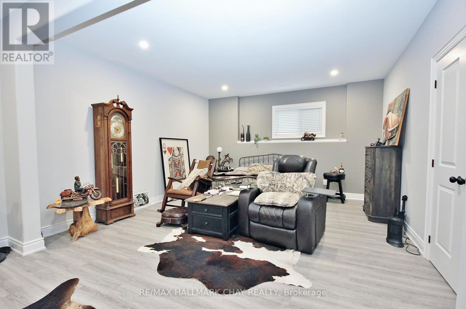37 HILLSIDE DRIVE - 24