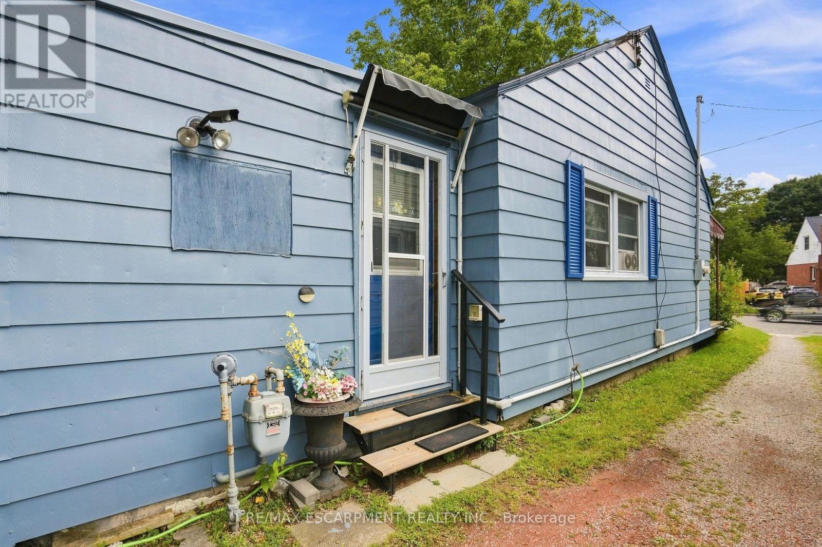 9 LANCASTER AVENUE - 24
