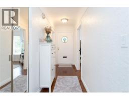Eating area - 4121 Quadra St, Saanich, BC V8X1L1 Photo 9