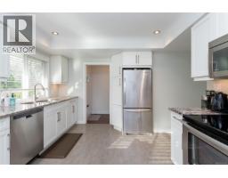 Living room - 4121 Quadra St, Saanich, BC V8X1L1 Photo 11