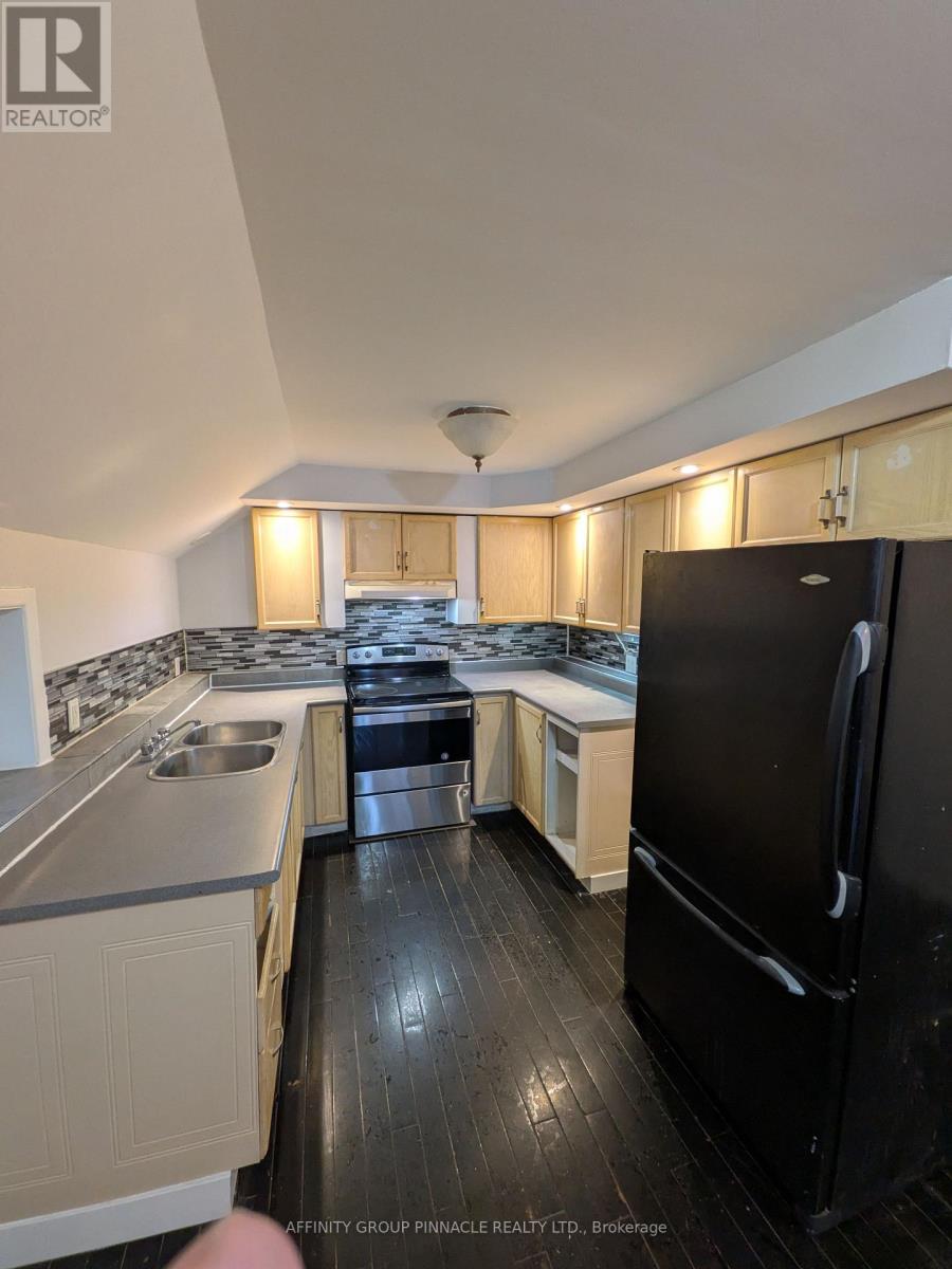 12 Russell Street West, Kawartha Lakes (Lindsay), Ontario, K9V2W6, Kawartha Lakes (Lindsay), Ontario — photo 2 of 5