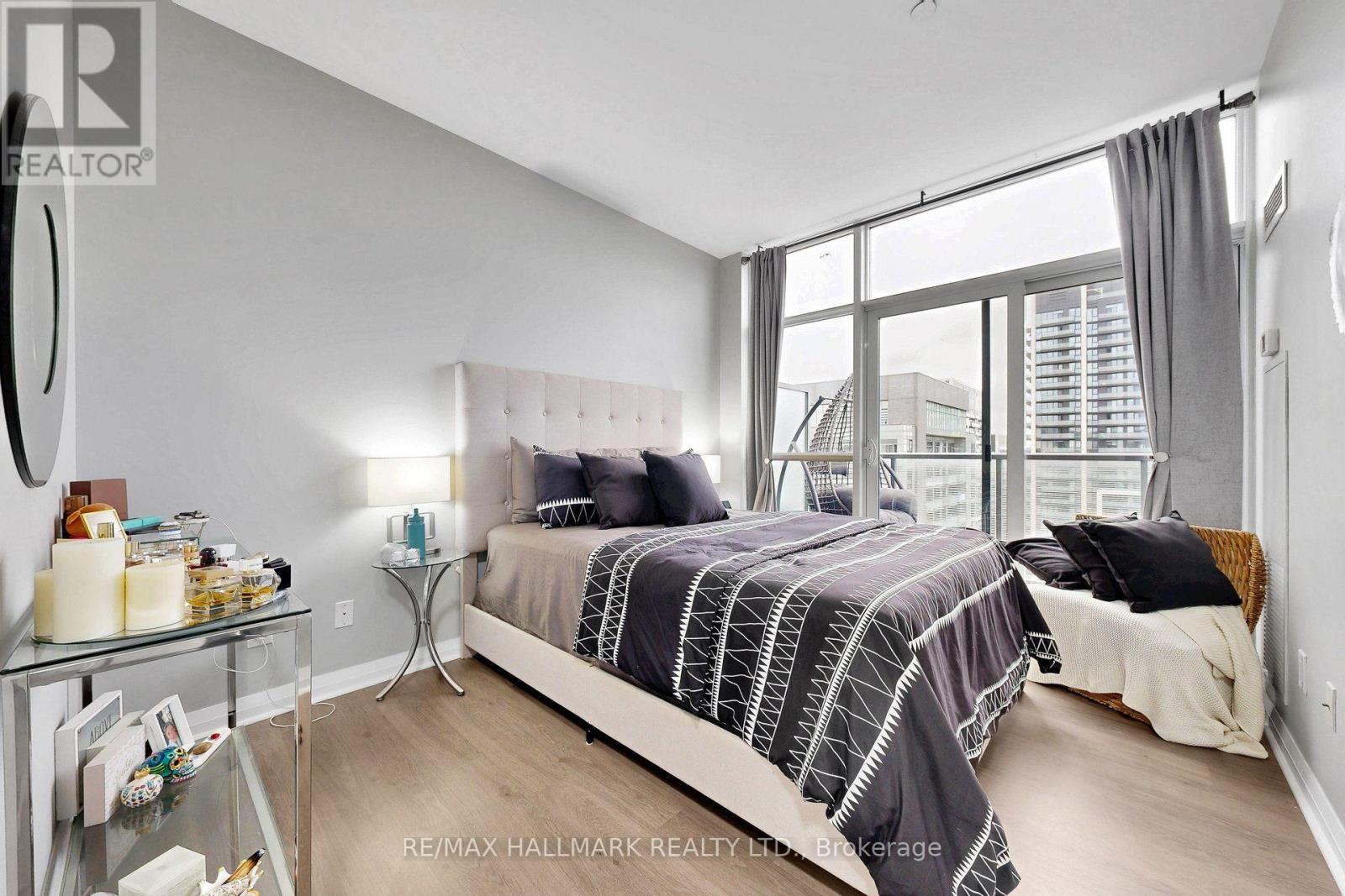#PH 10 55 ONEIDA CRESCENT - 12
