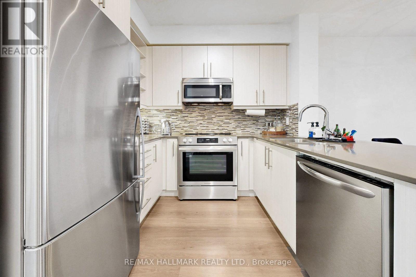 #PH 10 55 ONEIDA CRESCENT - 3