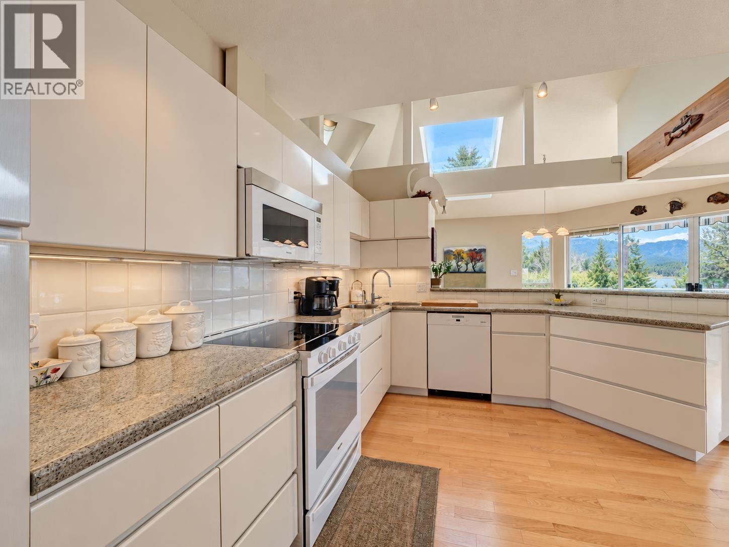 6484 N GALE AVENUE, Sechelt